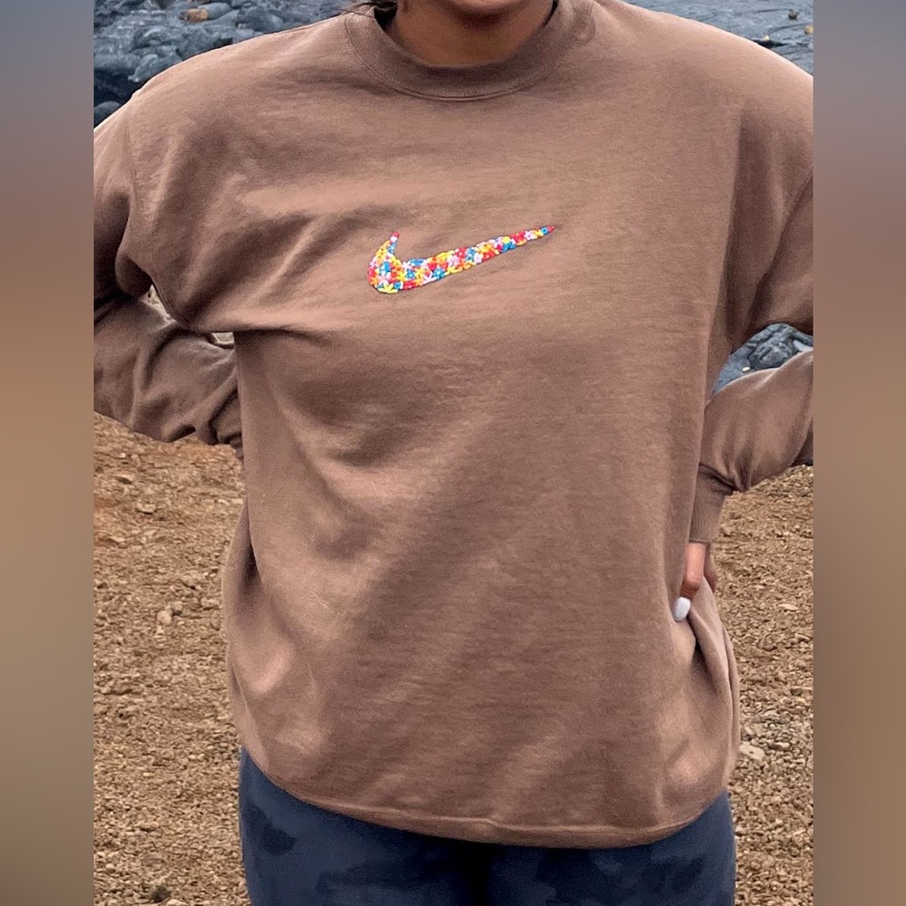 Embroidered Nike brown pullover size M like new! Free ship